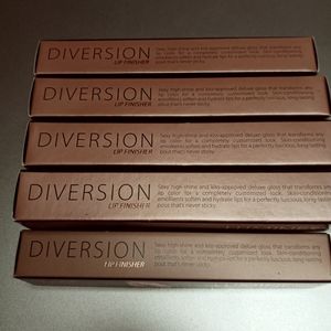 Set of 5 Luminess Diversion lip finishers.